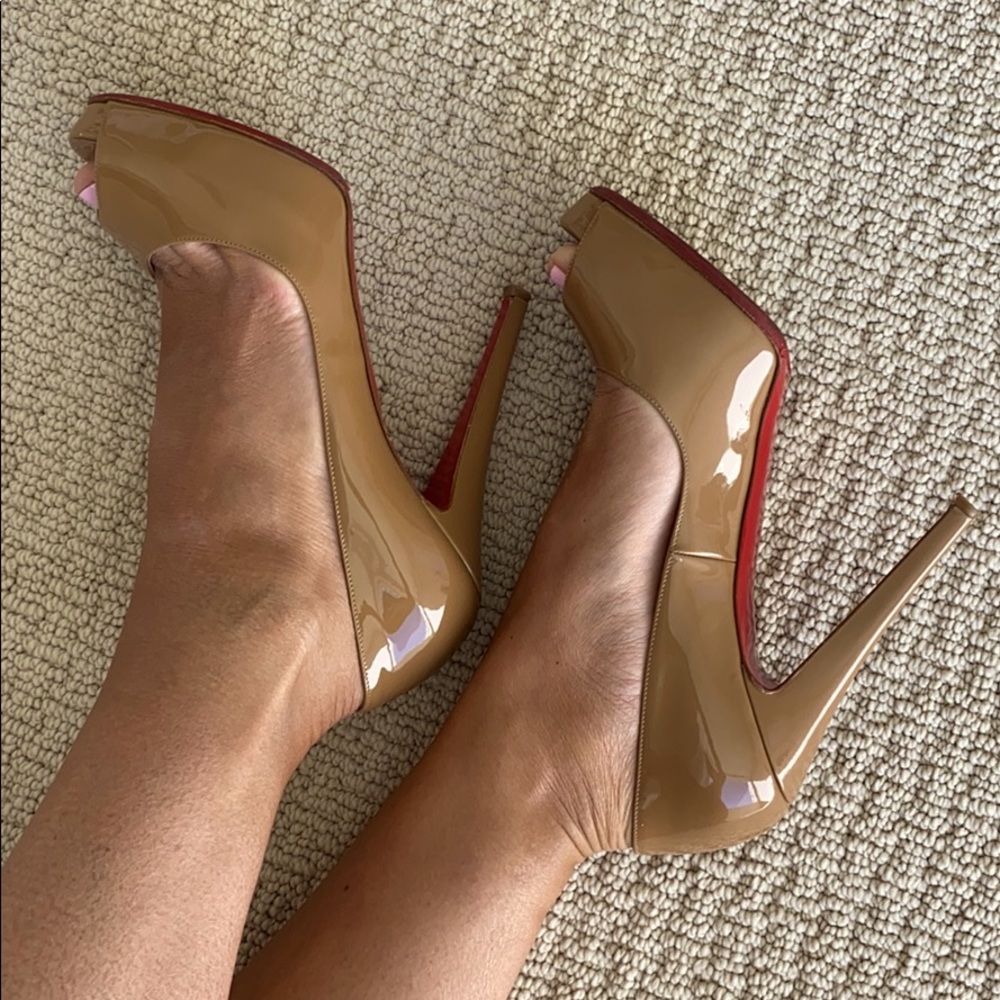 Christian Louboutin Very Privé Peep Toe Pump